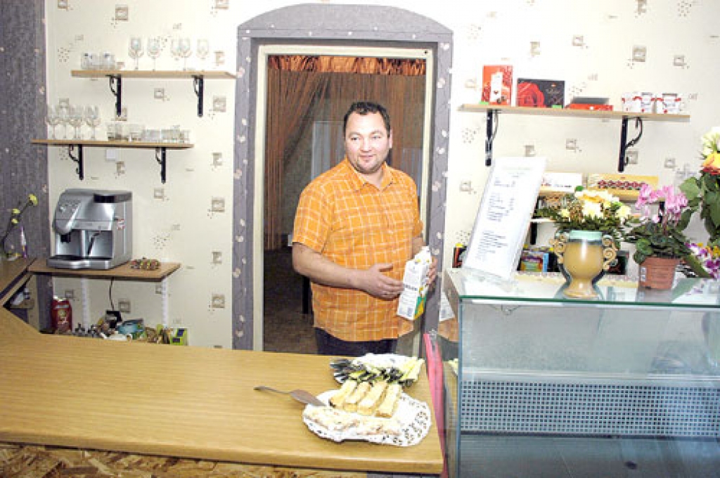 Guntars Veismanis gatavo ēdienus un rūpējas par klientu labsajūtu.