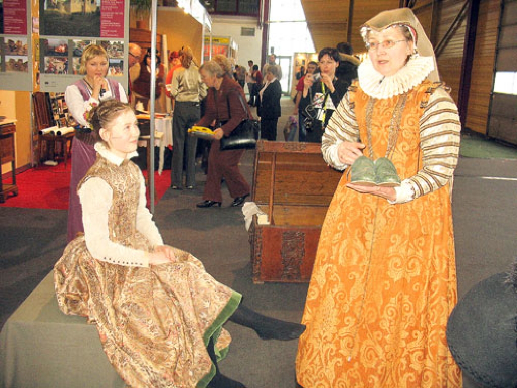 Bauskas pils muzejs tūrisma gadatirgū «Balttour» Ķīpsalas izstāžu centrā demonstrēja Kurzemes hercogistes galma ikrīta rituālu – princeses ietērpšanu goda drānās. Princeses tēlā iejutās Ilona Taure, viena no viņas ģērbējām – Taiga Skane (no labās).