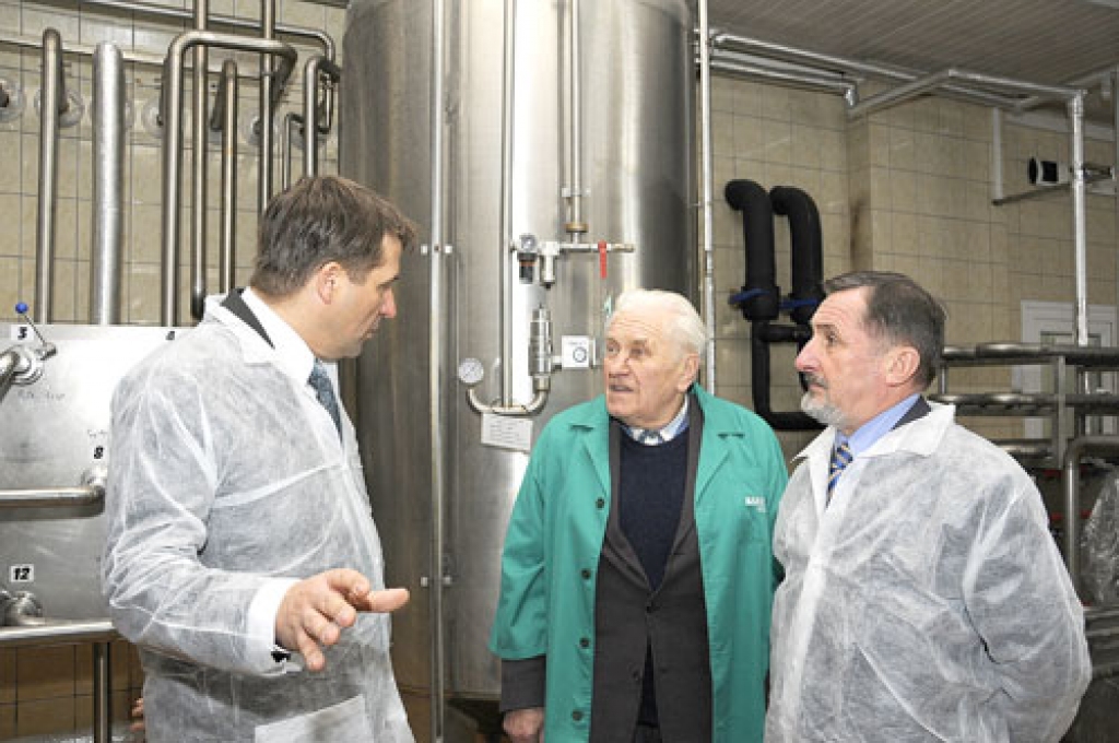 SIA «Bauskas alus» darbību ekonomikas ministrs Artis Kampars iepazina enerģiskā gida Kārļa Zālīša (vidū) un uzņēmuma valdes locekļa Vladimira Barskova (no labās) pavadībā.