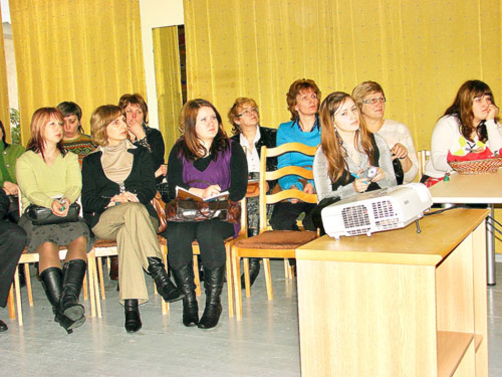 Vinetas Stīpnieces, Cēsu pamatskolas pedagoģes, stāstījumā par e-klases priekšrocībām ieklausās Bauskas novada skolu vadītājas un sociālā darba speciālistes.