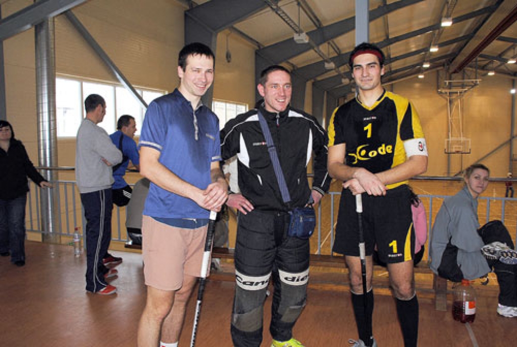 Brāļi Oskars (no labās) un Edmunds Lauvas jau vairākus gadus sporto Codes pagastā. Pagasta ziemas sporta spēlēs florbola komandā viņi bija stiprais balsts, tāpat arī vārtsargs Artis Liepa (vidū).  