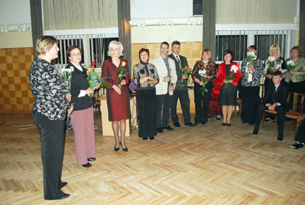 Intu Jauntēvu (otrā no kreisās), bijušo klases audzinātāju, sveic 1980. gada absolventi.