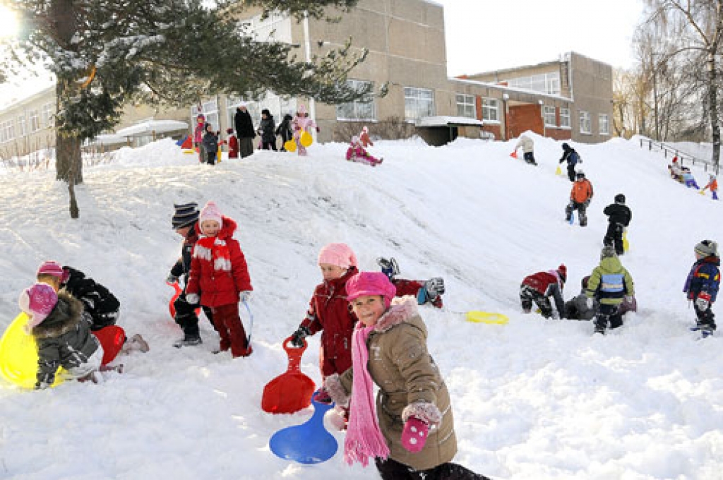 Kopā ar audzēkņiem no kalniņa priecīgas laižas un pikojas arī audzinātājas, ja vien temperatūra ir tikai dažus grādus zem nulles.