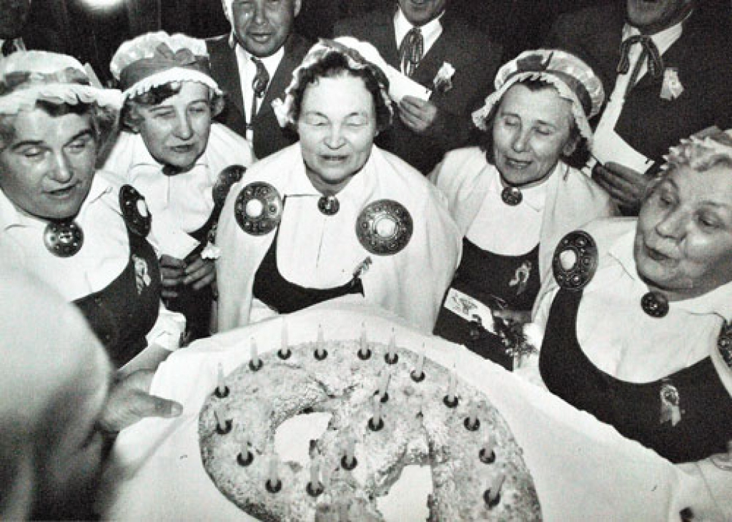 Gaviļniece (otrā no kreisās) Vecumnieku tautas nama jubilejas pasākumā pirms aptuveni 20 gadiem. 