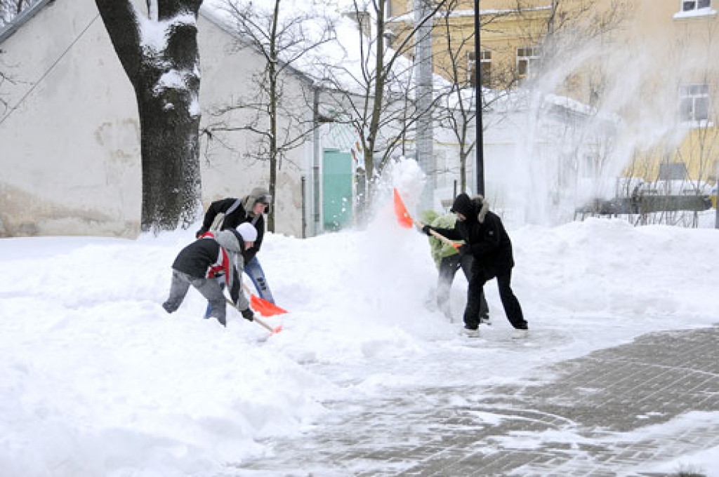 Bauskas Kristīgās pamatskolas bērni tīra sniegu pie Bauskas Svētā Gara ev. lut. baznīcas.