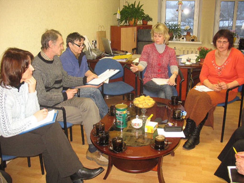 Amatierteātru režisori Solvita Rotberga (no kreisās), Ināra Hegenbarte (trešā no kreisās) un Sandra Rumba (no labās) spriež par turpmākajiem plāniem. Sarunā, ko vada Bauskas tautas nama direktore Ilva Vansoviča, piedalās režisors un aktieris Edvīns Hegenbarts.