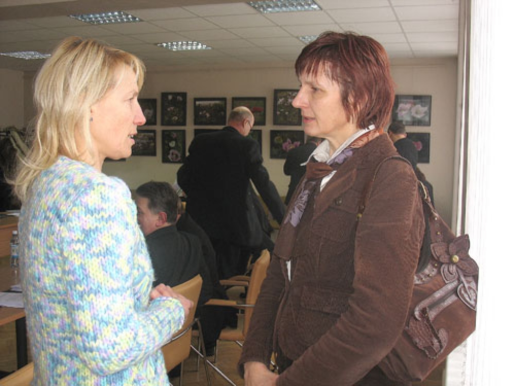 Agnese Mackeviča, Mežgaļu pamatskolas direktore (no labās), pirms domes sēdes sarunā ar deputāti Īslīces vidusskolas direktori Tiju Milgrāvi.