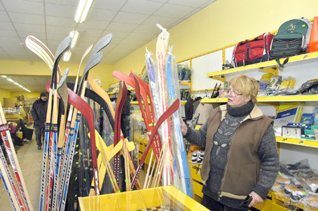 Ilga Biguze, veikala «Sporta meistars» vadītāja, stāsta, ka Rīgas firmām tikpat kā neesot slēpju, ko sūtīt uz Bausku. Saņemtās momentāni tiekot izpirktas. 