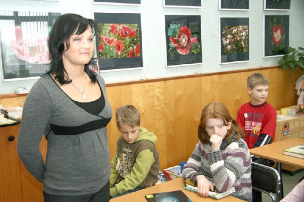 Anda Žurevska-Āne, Bauskas 1. vidusskolas bibliotēkas vadītāja, kopā ar «Bērnu žūrijas» dalībniekiem.