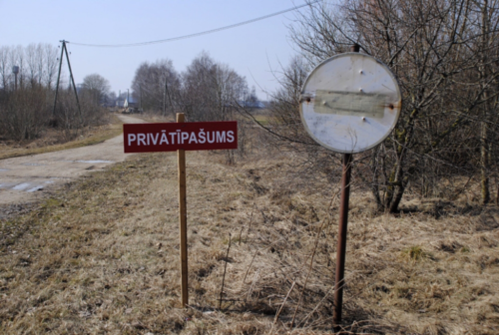 Pēc plašsaziņas līdzekļu radītās plašās intereses uzņēmuma «Uzvara-Strauti» vadība iebraucamā ceļa uz fermu galā nekavējoties uzstādīja lielu uzrakstu «Privātīpašums». 30. martā pie dzīvnieku līķu kaudzes tika liegta pieeja LTV «Panorāmas» filmēšanas grupai. 
Autors: Juris Iļņickis