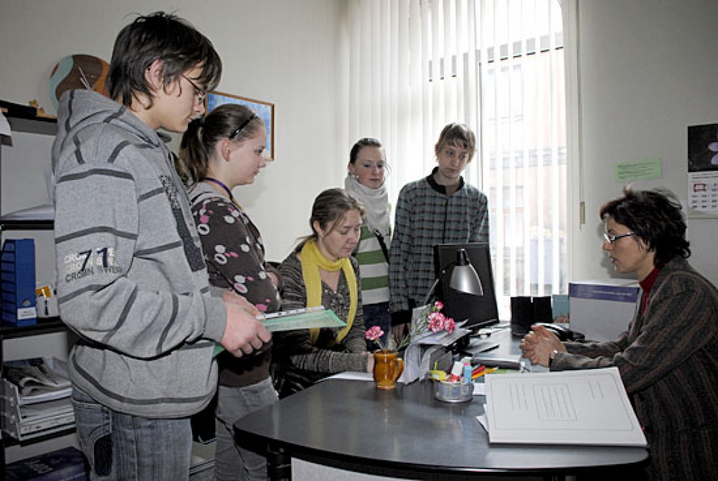 «Bauskas Dzīves» redakcijā viesojas Vecsaules pamatskolas audzēkņi. Ar viņiem runā mārketinga speciāliste Dace Karļuka (no labās). 
Autors: Juris Iļņickis