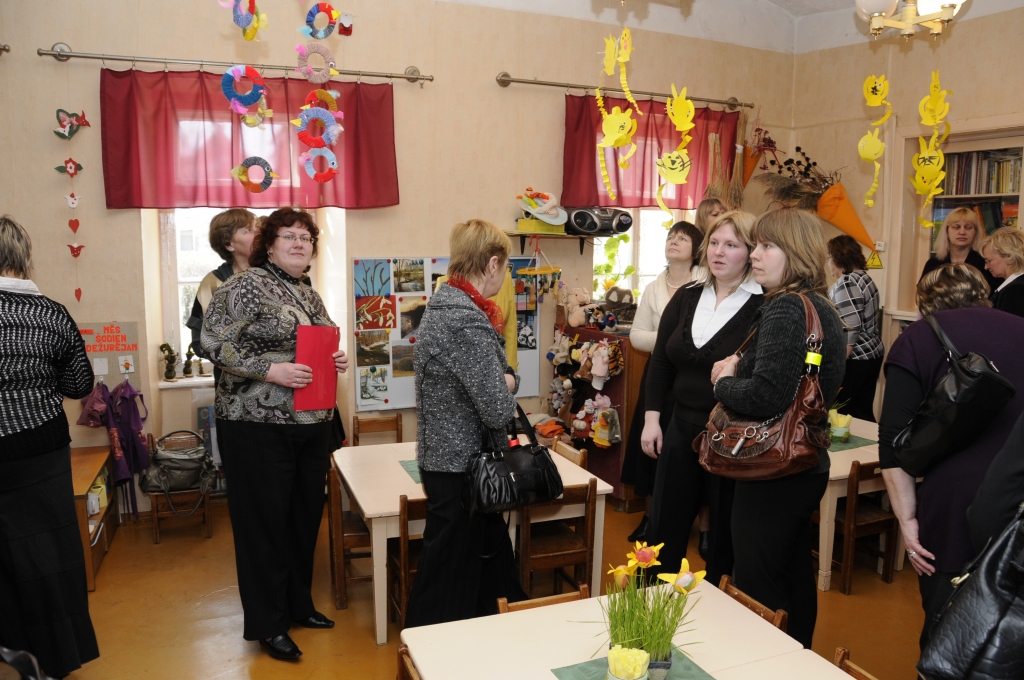 Saulaines bērnudārza «Mārpuķīte» mājīgās telpas senajā Kaucmindes muižā pārsteidza Lietuvas kolēģus no Žeimes un Pakrojas. 
Autors: Ivars Bogdanovs