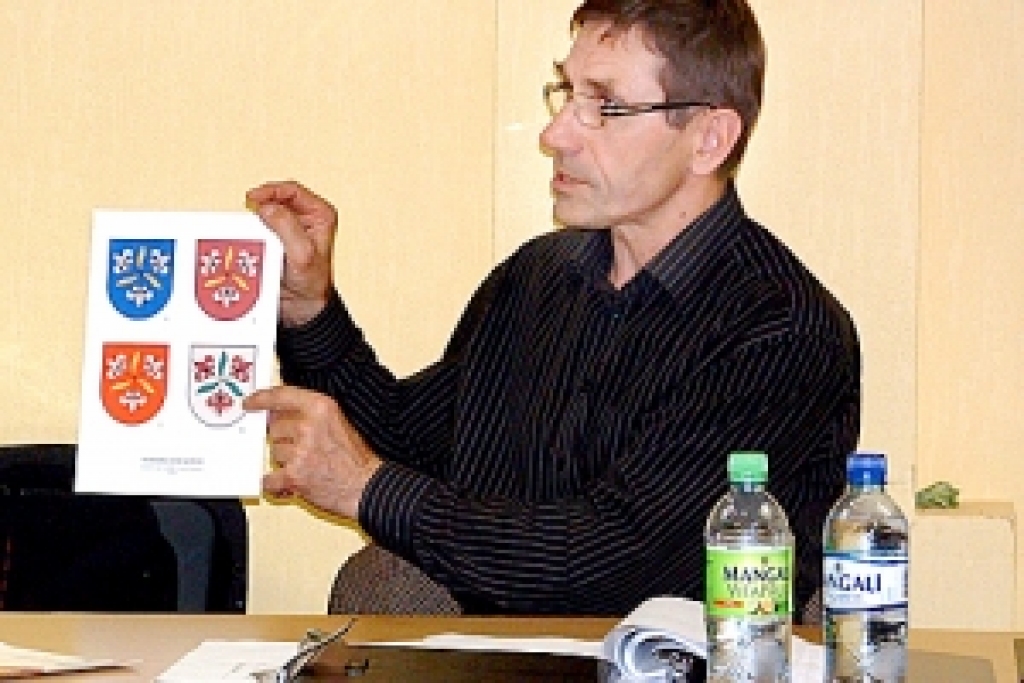 Ar Vecumnieku novada ģērboņa variantiem iepazīstina priekšsēdētājs Rihards Melgailis. Šobrīd novada domē gaida himnas pieteikumus.
Autors: No «Bauskas Dzīves» arhīva.