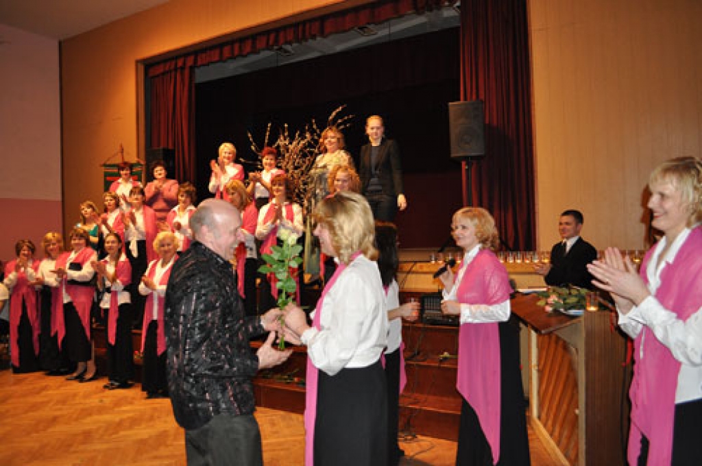 Skaistkalnes pūtēju orķestris ir labs draugs korim «Skalve», tā prezidente Māra Brokovska sveic diriģentu Jāni Kalniņu. 
Autors: Andris Štāls