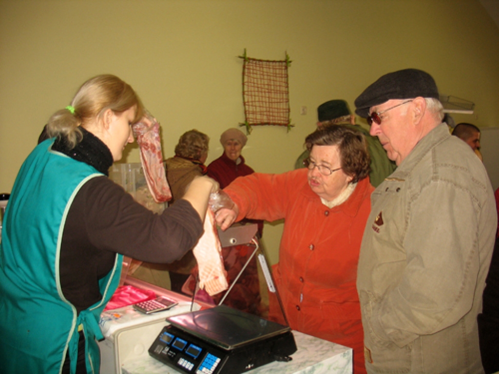 Pārdevēja Anita Svilāne bārbeliešiem Ainai un Arvīdam Skujām piedāvā izvēlēties sev tīkamāko cūkgaļas gabalu.
Autors: Vilnis Auzāns