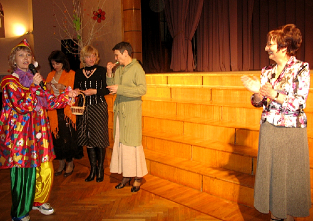 Bauskas novada amatierkopu režisorus Starptautiskajā teātra dienā sveic Bauskas tautas nama direktore Ilva Vansoviča (no kreisās). Viesus Īslīces kultūras namā uzņem vietējā teātra režisore Vaira Dundure (no labās). 
Autors: Vilnis Auzāns