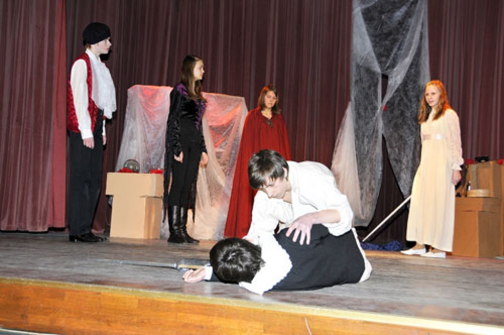 Iecavas vidusskolas jaunieši bija iestudējuši uzvedumu «Atslēgu glabātāja». To caurstrāvoja intrigas, zobenu cīņas un mīlestība.
Autors: Ivars Bogdanovs