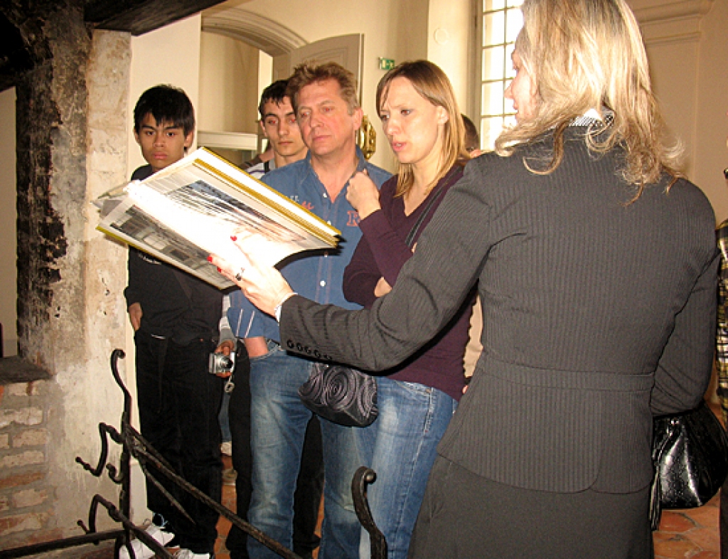 Rundāles pils restorāna direktore Sanita Milllere franču studentiem stāsta, kā senākos laikos pilī gatavoti ēdieni.
Autors: Vilnis Auzāns