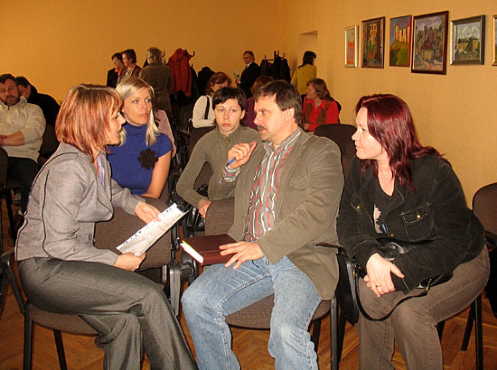 Pirms gada pārskata sapulces apspriežas biedrības vadītāja Jolanta Lauva (no kreisās) ar valdes locekļiem Kristīni Rulli (no labās), Gunti Kalniņu, Inesi Turkupoli-Zilpuri un Daci Šileiku.
Autors: Vilnis Auzāns