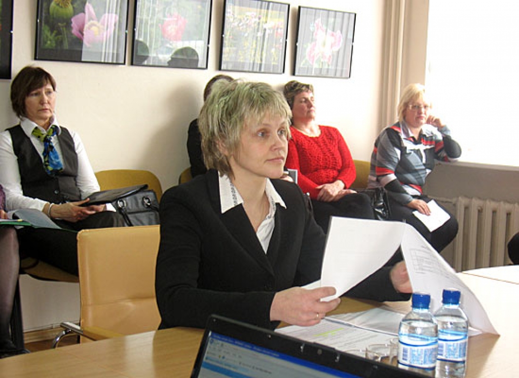 «Ja zemniekam nepieciešams braukt pa to pagasta ceļu, kur pavasarī esam noteikuši svara ierobežojumus, viņam jāierodas pārvaldē un jāsaņem atļauja,» tā Codes pagasta pārvaldniece Dace Šķiliņa atspēkoja pārmetumus par lauku uzņēmēju darba ierobežošanu. 
Autors: Vilnis Auzāns