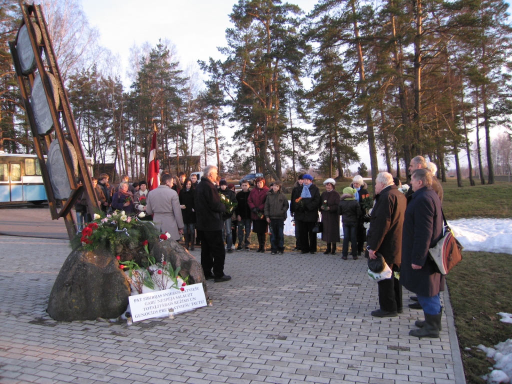 Piemiņas dienas vakarpusē atspīdēja saule, ap 50 sabraukušajiem brīdi pie pieminekļa netālu no Iecavas stacijas vēršot skumīgi gaišu.
Autors: Antra Ērgle