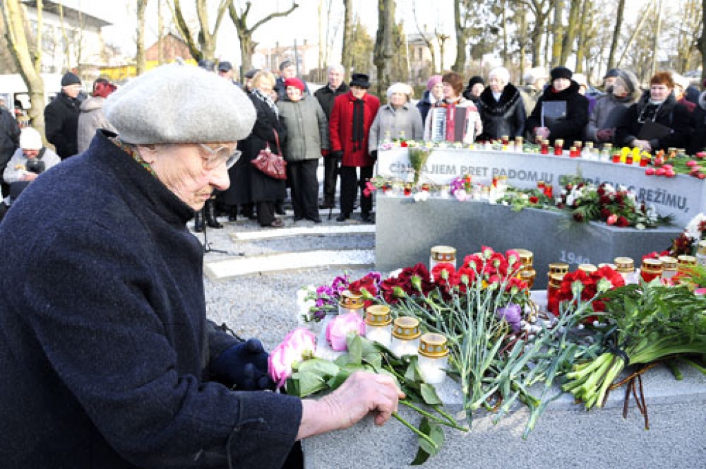 Baušķeniece Ilga Pētersone represēto piemiņas vietā skaidro: «Tas ir mans svēts pienākums šeit nolikt ziedus tiem, kuru dzīvība izdzisa tālajā Sibīrijā, tostarp arī manai māsiņai.»
Autors: Ivars Bogdanovs