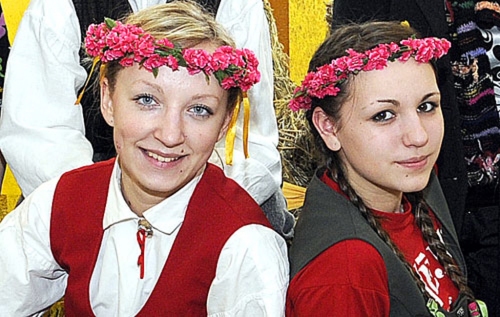 Titulu «Gada skolēns – 2010» Pilsrundāles vidusskolā ieguvušas Madara Vangale (no labās)  (8. – 9. klašu grupā) un Agnese Skujevska (10. – 12. klašu grupā).
Autors: Ivars Bogdanovs