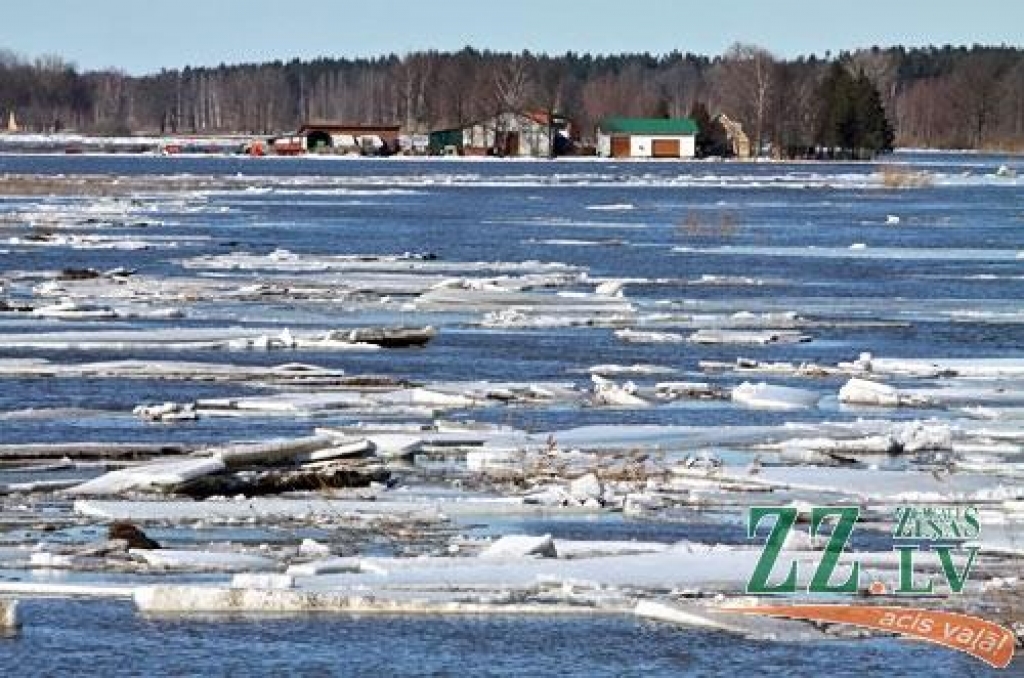 Daudz interesentu ierodas apskatīt situāciju arī Jelgavas novada Staļģenē, kur uz applūdušajām teritorijām vērojams visai iespaidīgs skats.
Autors: www.zz.lv