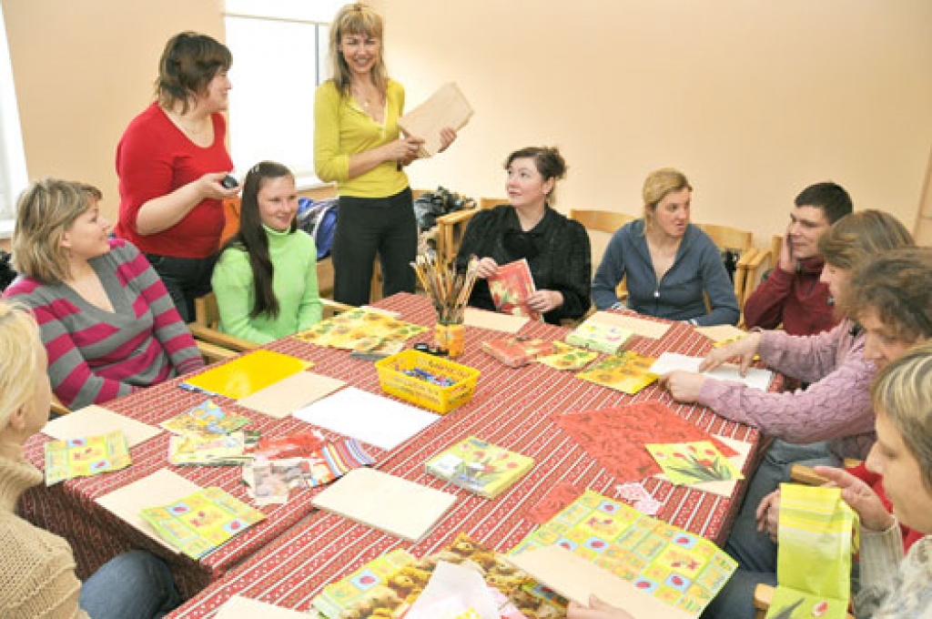 Iecavnieki katrā nodarbībā līdz ar speciālistu padomiem apgūst jaunas iemaņas – šoreiz Arta Manuša (stāv no kreisās) un Ļuda Belruse mācīs darināt salvešu gleznas.
Autors: Ivars Bogdanovs