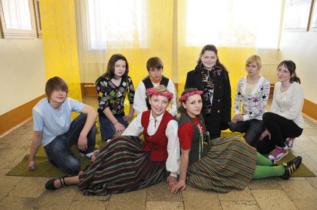 Pilsrundāles vidusskolas audzēkņi, kuri ieteikti titulam «Gada skolēns»: Agnese Skujevska (pirmajā rindā no kreisās) un Madara Vangale, Aivars Liepa (otrajā rindā no kreisās), Melānija Ivulāne, Ivo Blaudums, Lita Maldute, Viktorija Bajera un Linda Lekaviča.
Autors: Ivars Bogdanovs