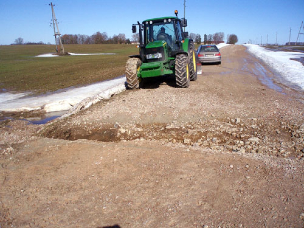Ceļa posmā Katrīnas – Lāči ūdens straume pārrāvusi brauktuvi.
Autors: Vineta Šilberga