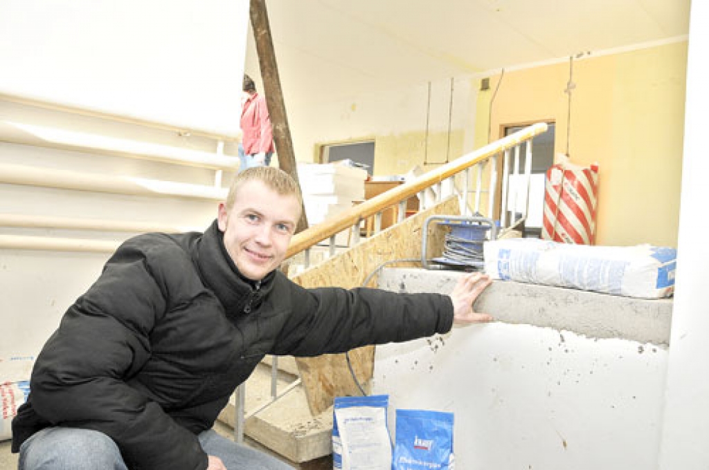 Jānis Stanķis, firmas brigadieris, stāsta, ka topošā biznesa inkubatora telpās ieklātas jaunas, siltinātas grīdas.
Autors: Ivars Bogdanovs