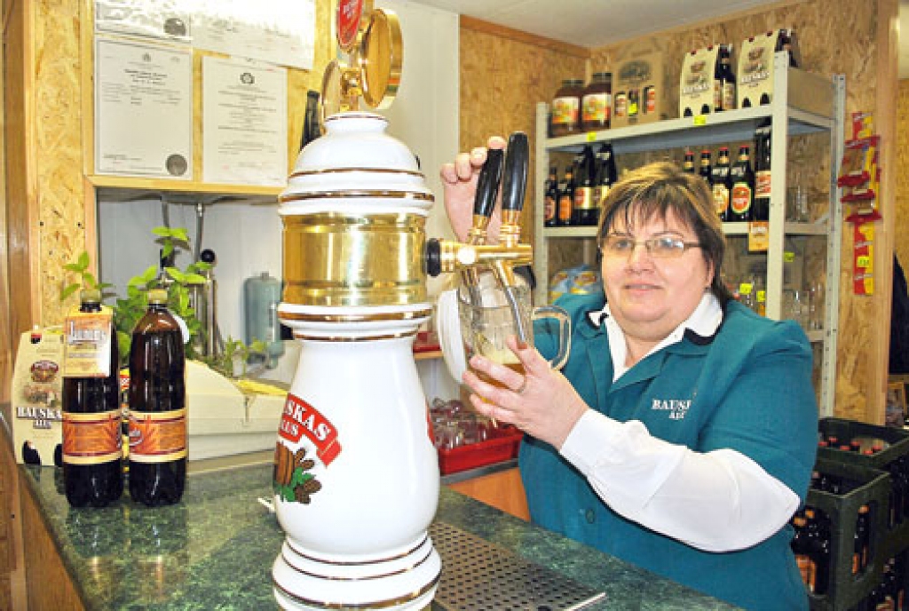 Pārdevēja Daina Blīve atzīst, ka par spīti jaunumiem pircēji vēl aizvien visvairāk pieprasa gaišo alu.
Autors: Uldis Varnevičs