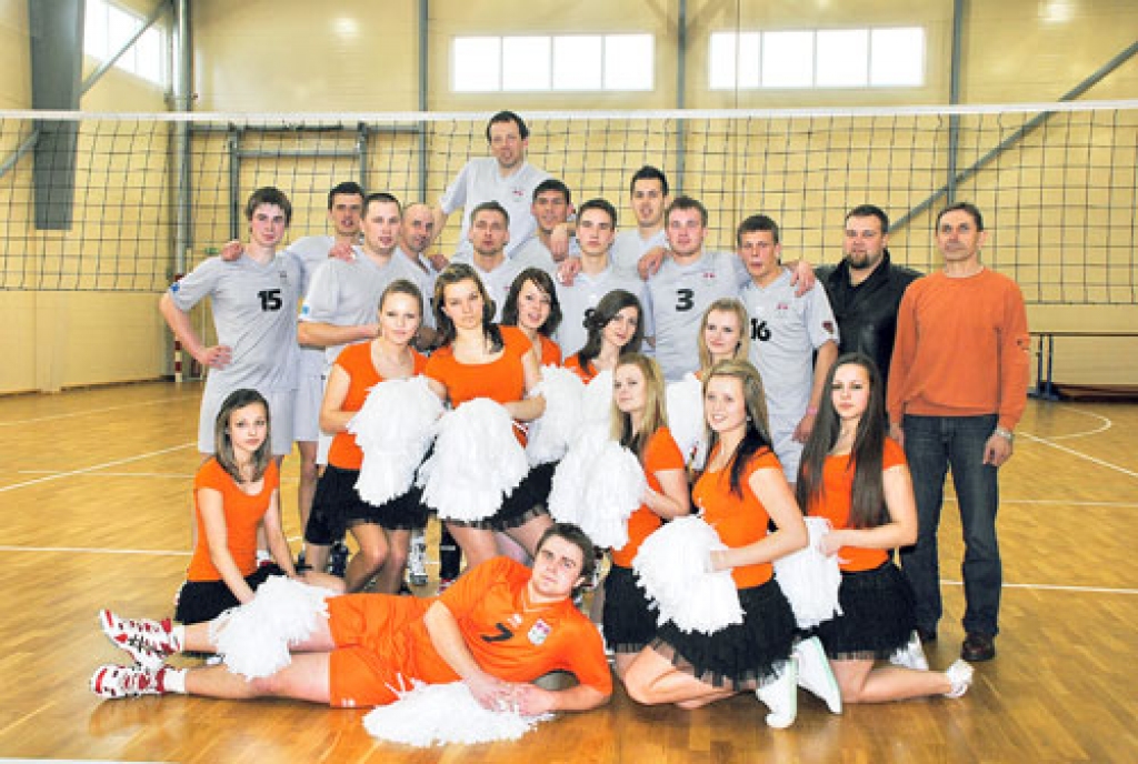 Valles vidusskolas sporta zāle, kur Vecumnieku komandai aizritēja šīs sezonas visas spēles, izņemot vienu, ir bijusi veiksmīga. Arī karsējmeitenes savējo komandu azartiski atbalstīja un sportistu cīņām līdzi dzīvoja Vecumnieku novada domes priekšsēdētājs Rihards Melgailis (otrajā rindā stāv no labās), spēli labi vadīja treneris Jānis Plūme (otrais no labās).
Autors: Juris Iļņickis