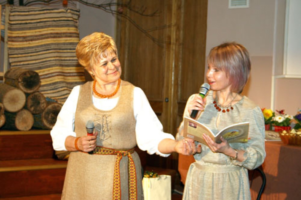 Māras Zelmenes grāmatas prezentācija un koncerts ritēja sirsnīgā noskaņā. No labās – Bauskas tautas nama direktore Ilva Vansoviča.
Autors: Ivars Kalniņš