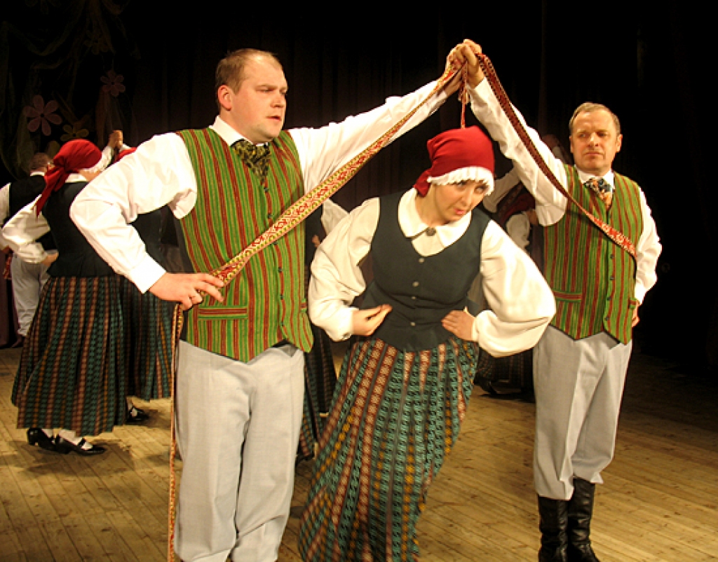 Uz skatuves Īslīcē Valles saieta nama vidējās paaudzes deju kolektīvs «Valle».
Autors: Vilnis Auzāns