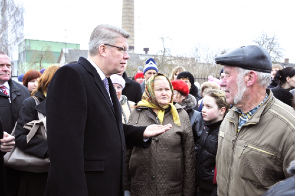 Apmeklējot Bauzes tirgu, prezidenta vizītes grafiks tika iekavēts par minūtēm piecpadsmit.
Autors: no «Bauskas Dzīves» arhīva