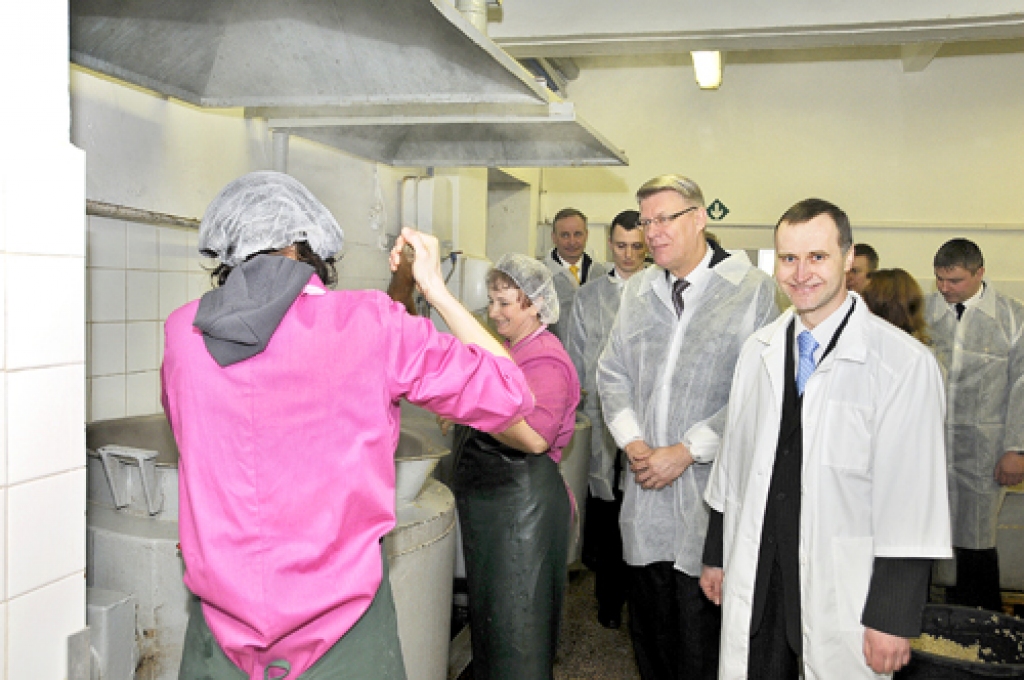 Uzņēmumā «Kronis» Valsts prezidents apskata ražotni. Priekšplānā no labās – uzņēmuma vadītājs Aivars Svarenieks.
Autors: Ivars Bogdanovs