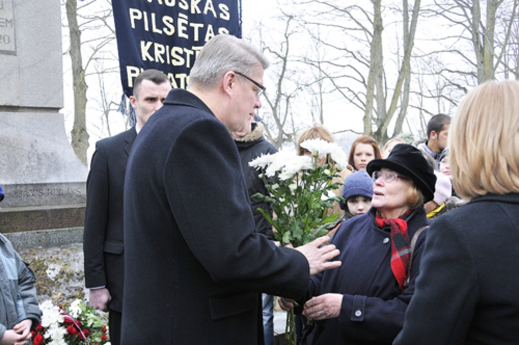 Codiete Kristīne Grīna, sniedzot ziedus prezidentam, pastāstīja, ka bērnībā, septiņu gadu vecumā, viņa līdzīgi ar ziediem, sagaidījusi toreizējo Valsts prezidentu Kārli Ulmani.
Autors: Ivars Bogdanovs