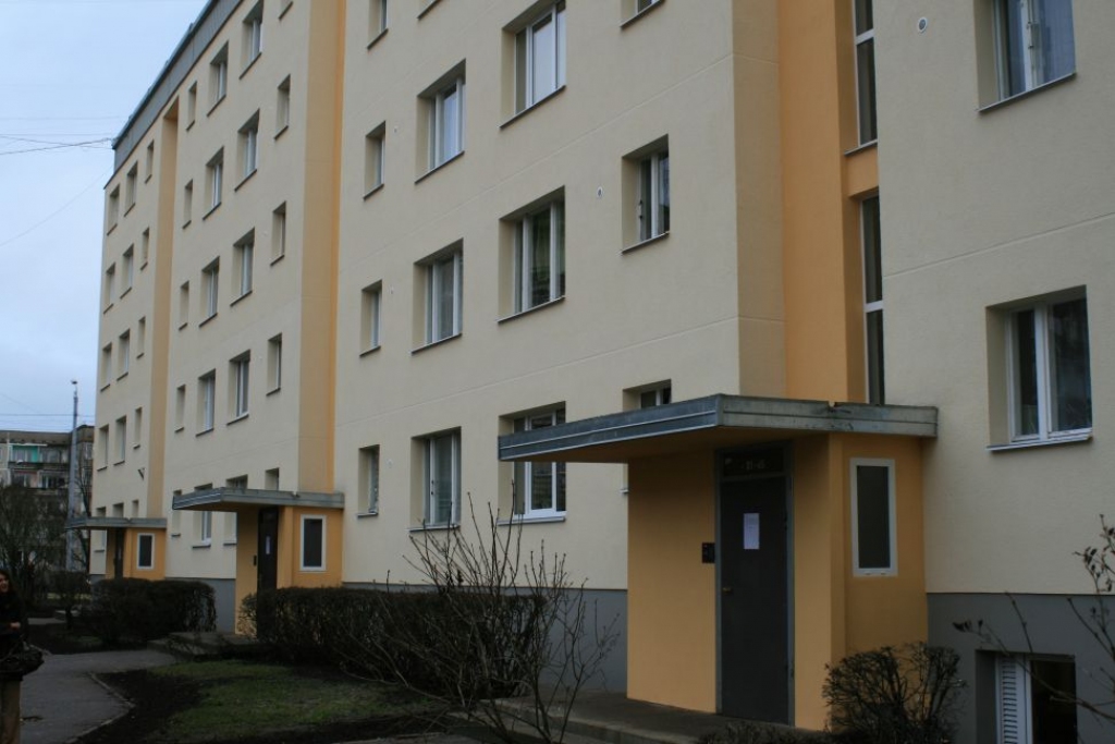 Pagājušā gada decembrī tika atklāta pirmā renovētā daudzdzīvokļu māja Rīgā – Dzelzavas ielā 84, kurai tika piesaistīts ES struktūrfondu līdzfinansējums.
Autors: rpr.gov.lv