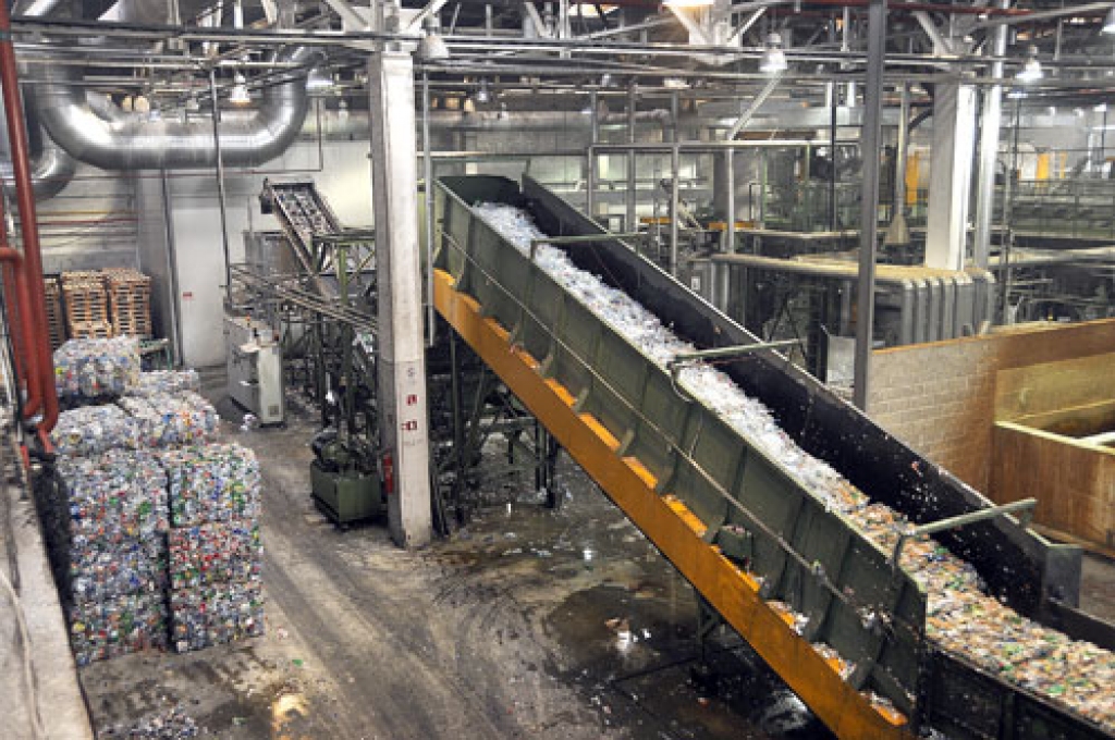 A/s «PET Baltija» ir dibināta 2003. gadā. Vienā diennaktī rūpnīca pārstrādā piecu furgonu kravas ar sapresētām pudelēm, bet mēnesī – 700 tonnu.
Autors: Ivars Bogdanovs