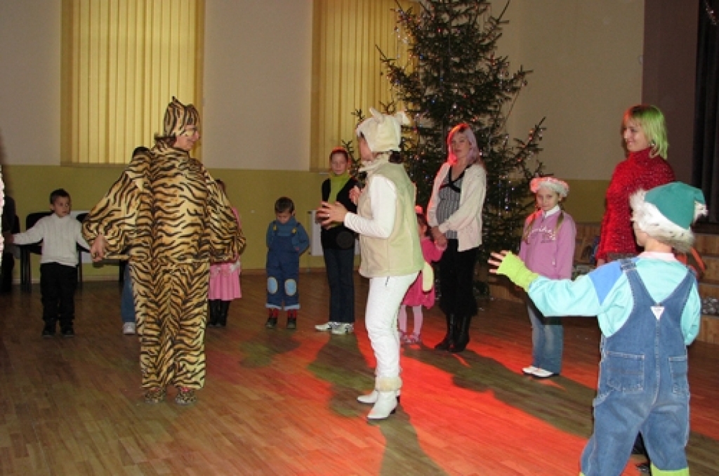 Lauku sieviešu kluba «Mikslis» dalībnieces Ceraukstē pērn pirmoreiz rīkoja Ziemassvētku pasākumu ģimenēm ar bērniem.
Autors: no «Bauskas Dzīves» arhīva