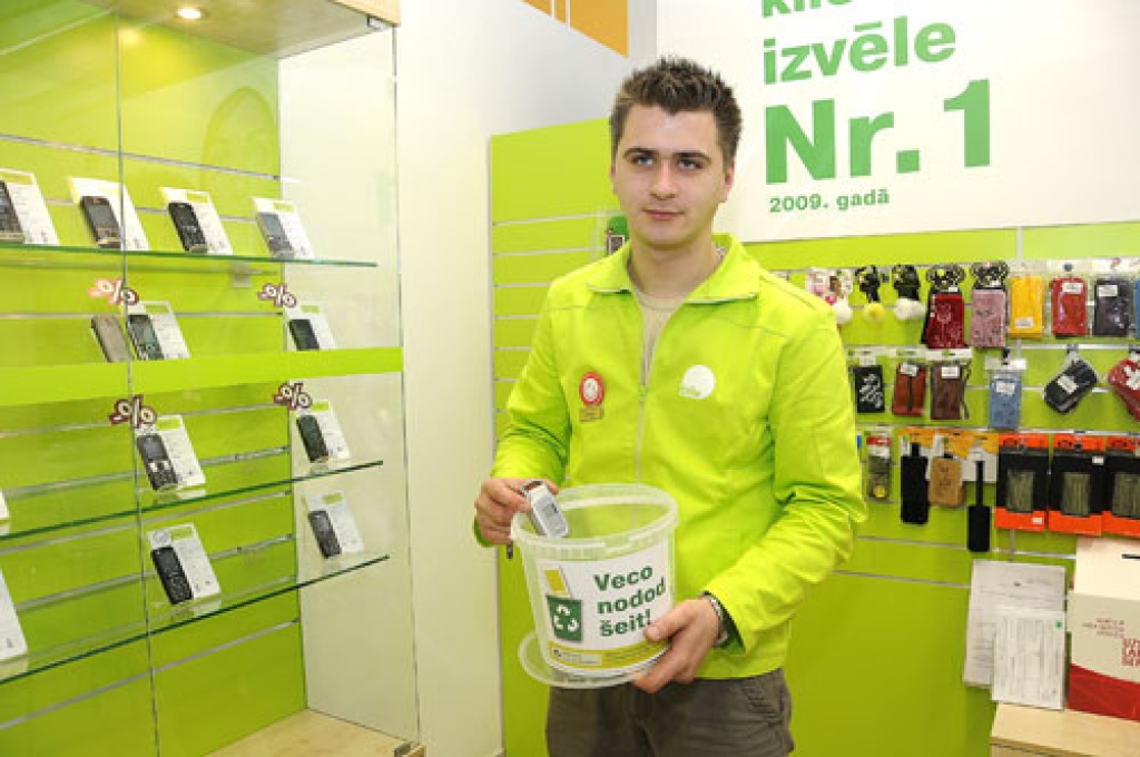 «Bite Latvija» Bauskas klientu apkalpošanas salona pārdevējs Kārlis Kirilko rāda, ka, līdz šim iedzīvotāji pārstrādei nodevuši tikai vienu mobilo tālruni.
Autors: Ivars Bogdanovs