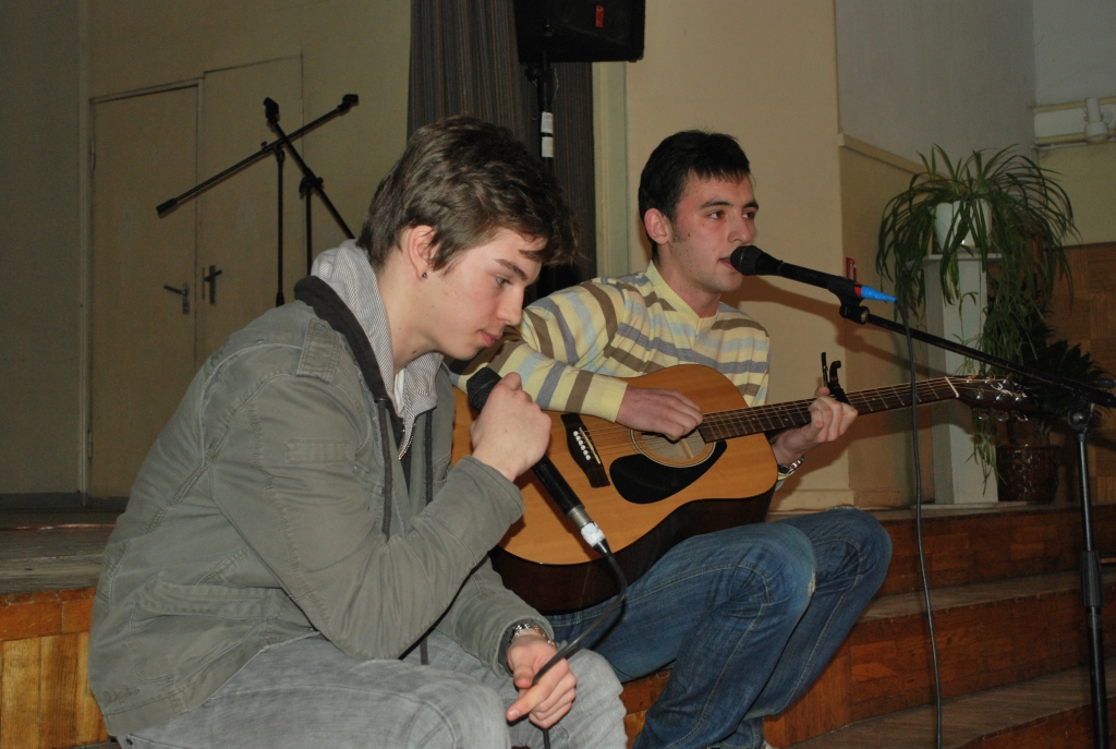 Krievu dziesmu izpildīšanas konkursā «Grand prix» vidusskolu grupā ieguva Artūrs Toms Plešs (no kreisās) un Normunds Karpičs ar dziesmu «Kareivis». 
Autors: Uldis Varnevičs