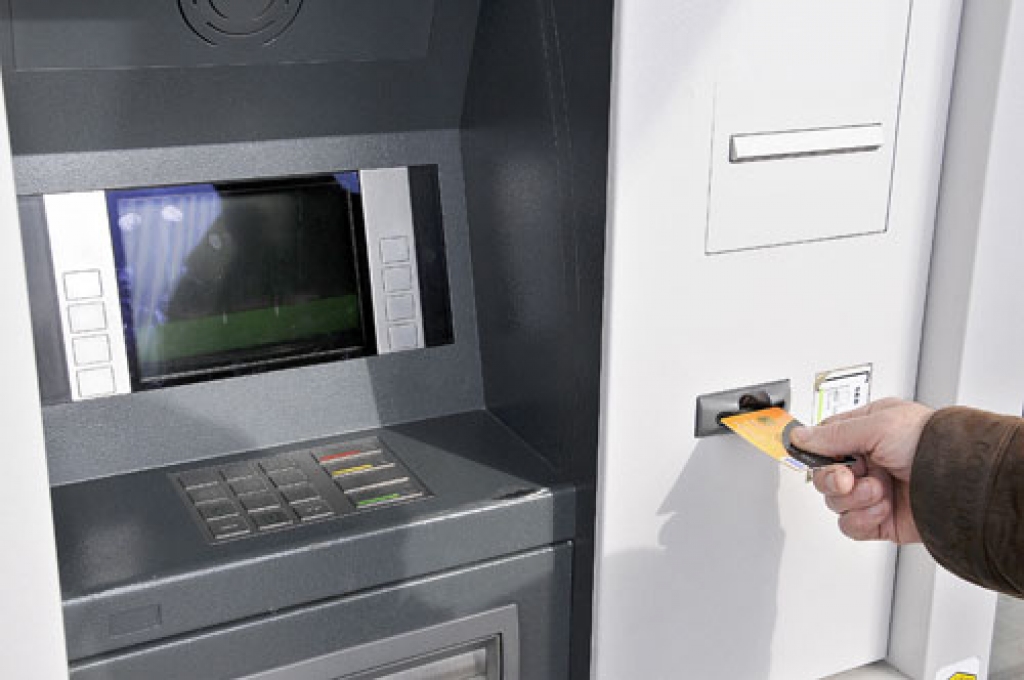 Policija, arī bankas darbinieki atgādina, pirms ievietot karti bankomātā, jāpārliecinās, vai bankomātam nav piestiprinātas kādas aizdomīgas papildu ierīces. Ja rodas šaubas, bankomātu labāk neizmantot, par saviem vērojumiem ziņot bankai.
Autors: Ivars Bogdanovs