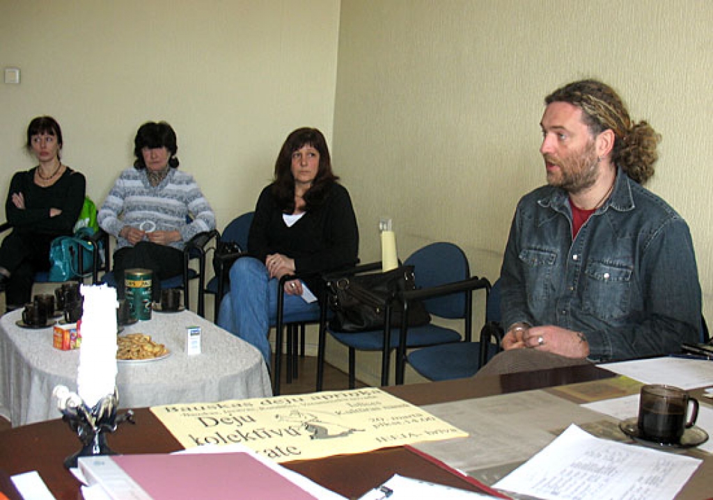 Bauskas deju apriņķa virsvadītājs Jānis Purviņš kopu vadītājiem atgādina skates nolikumu. 
Autors: Vilnis Auzāns