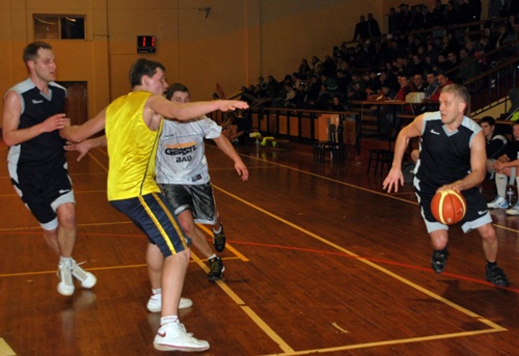 «Ozolu 15» komandai (melnajos tērpos) ne vienmēr izdevās pārvarēt «Klondaika/Jumis A» aizsardzību.
Autors: Uldis Varnevičs