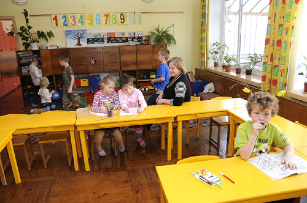 Uzvaras bērnudārza «Lācītis» sešgadīgo bērnu grupiņā «Saulītes» skolai gatavoties palīdz audzinātāja Ilona Voitova.
Autors: Ivars Bogdanovs