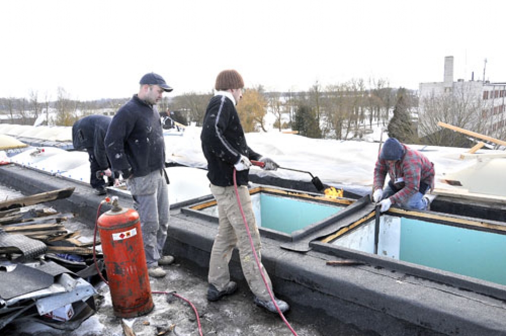 Strādnieku darbu uz kultūras centra «Kamarde» jumta kontrolē SIA «Pro Dev» brigadieris Artis Bērziņš (no kreisās).
Autors: Ivars Bogdanovs