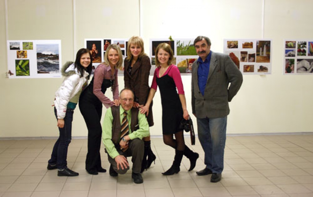 Fotodarbu pirmās izstādes atklāšanā autores Daiga Dobre (no kreisās), Liene Grantiņa, Inese Zeltiņa, menedžere Līga Dobre – Jakubone. Fotostudijas «Bauska» dalībnieks Nikolajs Ševerjovs un vadītājs Ivars Kalniņš ( centrā).
Autors: Ivars Kalniņš